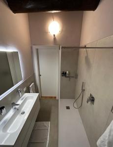 W łazience znajduje się umywalka i prysznic. w obiekcie Amata Berghem Casa Vacanze con auto a disposizione w mieście Aviatico