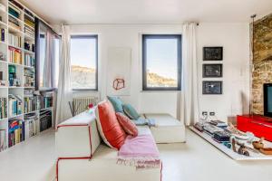 een woonkamer met een bank en boekenplanken bij Antoniana in La Spezia