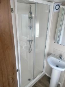 W łazience znajduje się prysznic i umywalka. w obiekcie Charming 2-Bed Chalet in Tuxford w mieście Tuxford