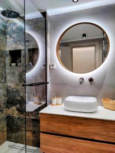 Elpis' cozy & luxury apartment في أثينا: حمام مع حوض ومرآة