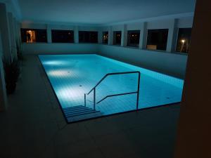 uma grande piscina com uma escada num edifício em LITTLE SKYSUITE Terrassenhaus W 94 em Cuxhaven