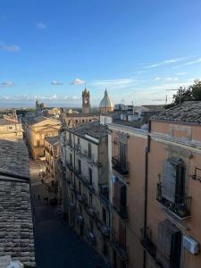 vistas a una ciudad con edificios y una torre del reloj en B&B iMori, en Caltagirone