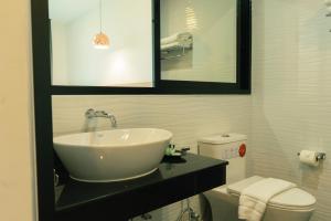 Koupelna v ubytování Mountain&Sea Hotel Prachuap