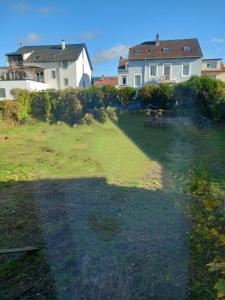 une grande cour avec une maison et une sidx sidx sidx sidx dans l'établissement Superbe appartement rénové au centre de Forbach, à Forbach