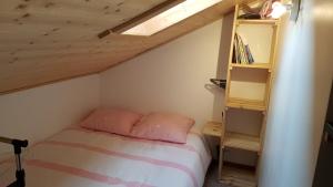 - une chambre avec un lit et une étagère dans l'établissement Appartement Les Dents Blanches - Samöens Centre, à Samoëns
