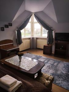 - un salon avec une table et une grande fenêtre dans l'établissement Hotel Delfin, à Moukatcheve