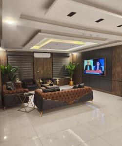 TV a/nebo společenská místnost v ubytování رويال جروب اربد Royal Group Hotel