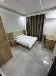 Postel nebo postele na pokoji v ubytování رويال جروب اربد Royal Group Hotel