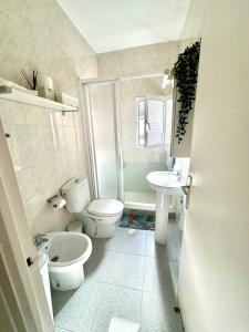 ein weißes Badezimmer mit Toilette und Waschbecken in der Unterkunft CASA EN PLENO CENTRO DE LA CALA DE MIJAS by Holidays2Rent in La Cala de Mijas