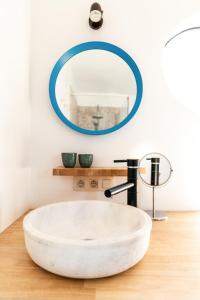 a bathroom with a white sink and a mirror at Hullehuis in Lotenhulle