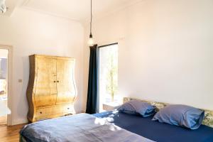 Schlafzimmer mit einem Bett und einem Fenster in der Unterkunft Hullehuis in Lotenhulle