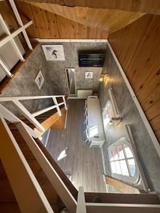una vista sul soffitto di una scala in una casa di SIERRA NEVADA LOS ALAYOS ESTACION DE ESQUI a Sierra Nevada