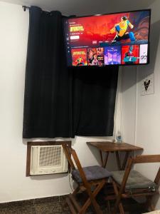 TV a/nebo společenská místnost v ubytování Suíte Trilha do Sol 2