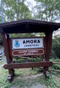 znak dla amfiteatru amora w parku w obiekcie Amata Berghem Casa Vacanze con auto a disposizione w mieście Aviatico