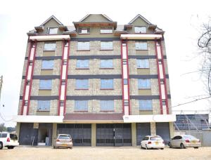ein großes Gebäude mit davor geparkt in der Unterkunft Home Croft in Eldoret