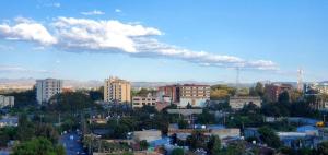 une vue sur une ville avec des bâtiments et des nuages dans l'établissement Yiganda Hotel - Ethiopia, à Baher Dar