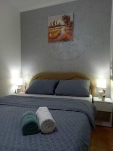 Ένα ή περισσότερα κρεβάτια σε δωμάτιο στο Apartman Central