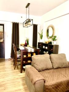 un soggiorno con divano e tavolo di YourHomeAway,LuxFlat at BristleRidge Baguio a Baguio