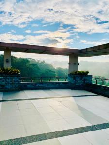 Aussicht von der Spitze eines Gebäudes in der Unterkunft YourHomeAway,LuxFlat at BristleRidge Baguio in Baguio City