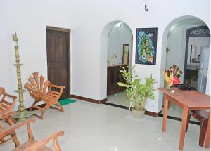 Ruang duduk di Traveller's Hostel Hikkaduwa