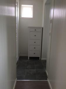 Pokój z szafą z komodą i oknem w obiekcie Gimle cozy apartment w mieście Tromsø