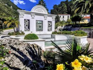 un grande edificio bianco con statue in giardino di Comodo appartamento in zona centrale e strategica. a Lamezia Terme