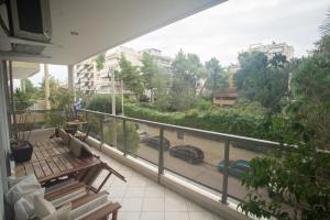 - un balcon avec vue sur une rue avec des voitures dans l'établissement Athens Riviera Vibes, à Athènes