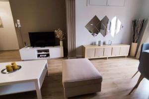 Televízia a/alebo spoločenská miestnosť v ubytovaní Project Leni 239 + 29 fotografií