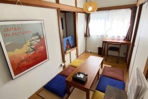 una pequeña sala de estar con mesa y sillas. en Good aces to Shibuya/2mins walk sta/Max12ppl/1flor en Tokio