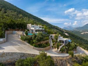 obraz domu na wzgórzu w obiekcie Alfresco Villas w mieście Sivota
