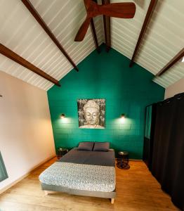 Łóżko lub łóżka w pokoju w obiekcie LA KAZ' BAMBOU - Bungalow de charme - Ouest Réunion