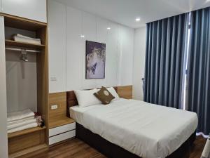 ein Schlafzimmer mit einem großen Bett und einem Fenster in der Unterkunft Serviced apartment with pool- Greenpearl Bắc Ninh in Hòa Ðình