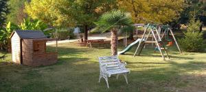 un parque infantil con una silla y un columpio en Hameau les Combelles, en Martel