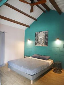 Cama o camas de una habitación en LA KAZ' BAMBOU - Bungalow de charme - Ouest Réunion