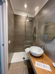 W łazience znajduje się umywalka i prysznic. w obiekcie Villa Nascente w mieście Bitetto
