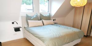 Un dormitorio con una cama con almohadas. en Ferienhaus Anni & Fritz en Goslar