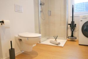 ein Badezimmer mit einem weißen WC und einer Dusche in der Unterkunft Ferienhaus Anni & Fritz in Goslar