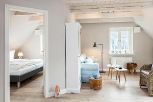 een slaapkamer met een bed en een woonkamer bij Moin Moin in List