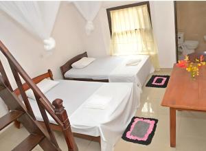 Katil atau katil-katil dalam bilik di Traveller's Hostel Hikkaduwa