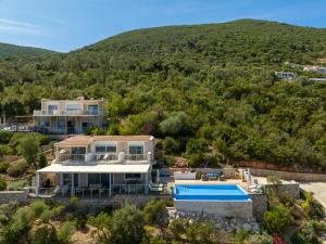 widok z lotu ptaka na dom z basenem w obiekcie Alfresco Villas w mieście Sivota