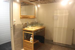 Baño con 2 lavabos y espejo en La maison de la Place, en Chooz