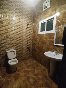 a bathroom with a toilet and a sink at فخامة المصيف للشقق المخدومة 2 in Taif