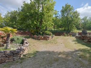 Aed väljaspool majutusasutust Gîte de Cayssie