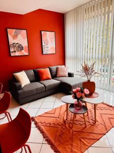 的住宿－NEW : Le Terracotta proche Metz，客厅配有沙发和桌子