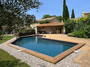a swimming pool in the yard of a house at Gîtes et Chambres Atypiques Le Temps des Légendes in Saint-Quentin-la-Poterie