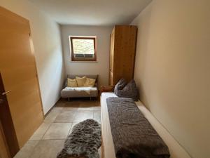 mały pokój z łóżkiem i kanapą w obiekcie Haus Widauer w mieście Breitenbach am Inn