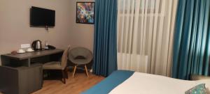 Giường trong phòng chung tại Boho Tiflis Hotel