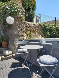 un tavolo e sedie seduti su una terrazza in legno di Seventyset Flats - Porto Historical Center a Porto
