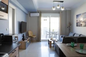 TV a/nebo společenská místnost v ubytování Athens Luxuery 3BR