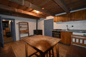 Nhà bếp/bếp nhỏ tại Casuta dintre brazi